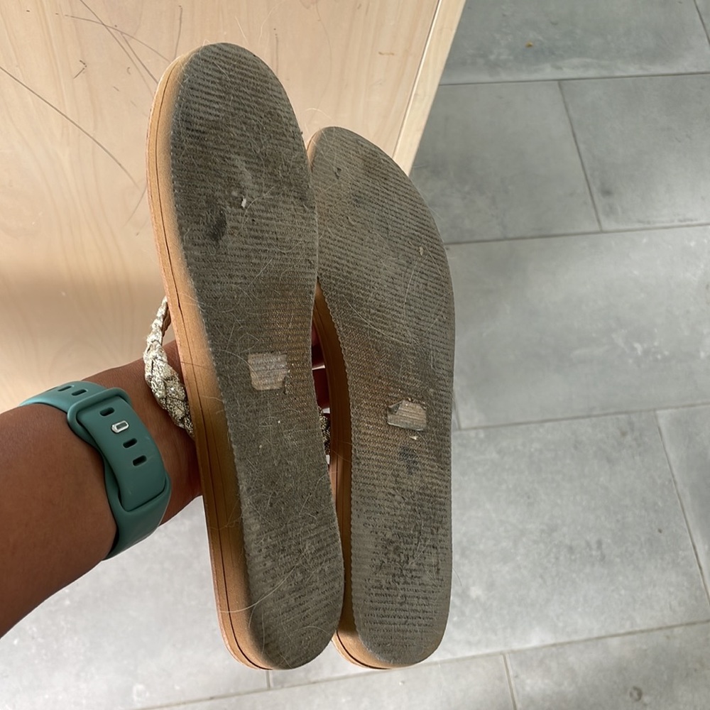 Guess Flip Flops - Picture 3 of 3
